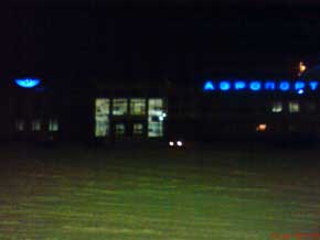 Аэропорт Усинска ночью. Весьма не приветливо.