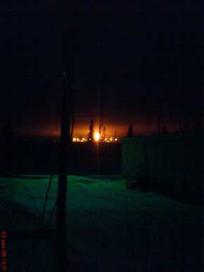Ночь. Факелы в тундре между Усинском и Харьягой.